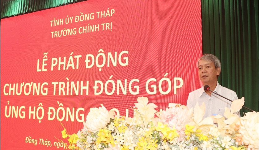 Đồng chí TS. Nguyễn Phước Dũng, Hiệu trưởng Trường Chính trị Tỉnh phát động ủng hộ đồng bào bị thiệt hại do bão số 10