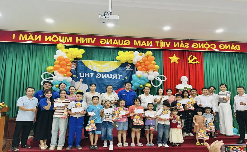 Trao quà trung thu cho các em thiếu nhi