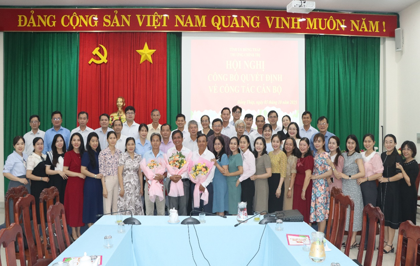 Ban Giám hiệu cùng viên chức Trường chụp hình lưu niệm tại Hội nghị