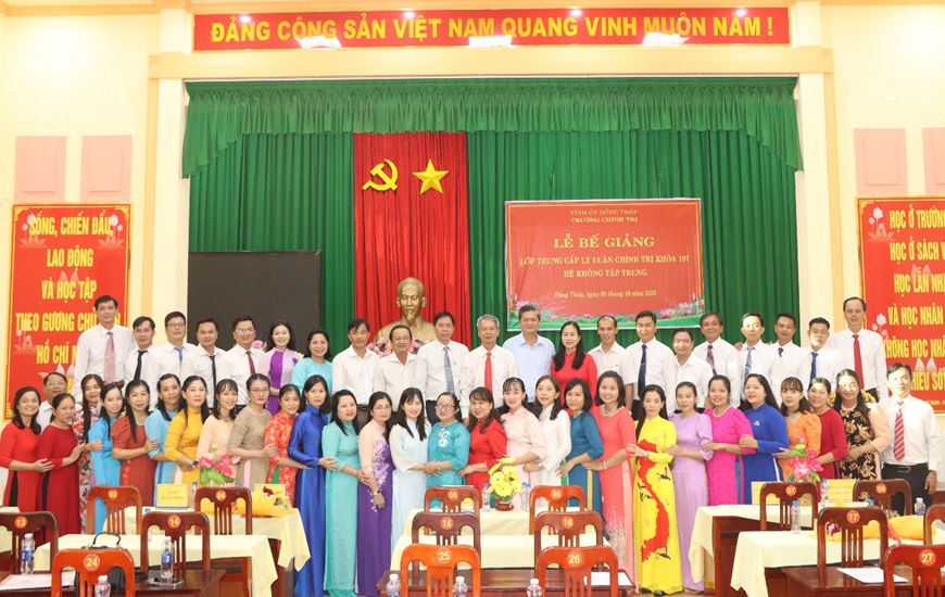 Tập thể lớp chụp ảnh lưu niệm