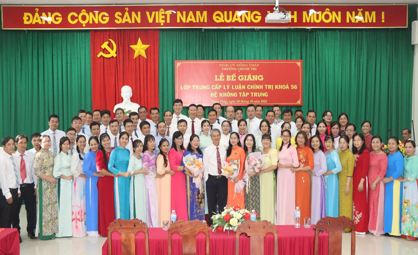 Đại biểu chụp hình lưu niệm cùng tập thể lớp