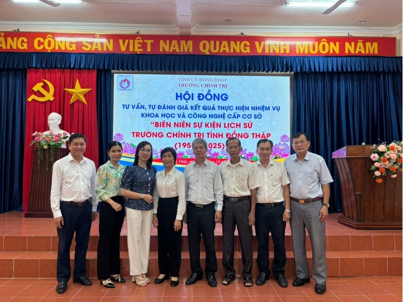 Hội đồng tư vấn, tự đánh giá chụp ảnh lưu niệm với chủ nhiệm đề tài và các đồng chí tham dự cuộc họp