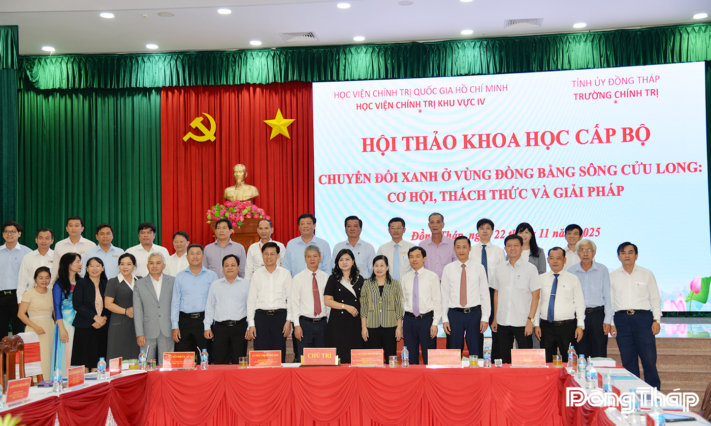 Đại biểu chụp ảnh lưu niệm