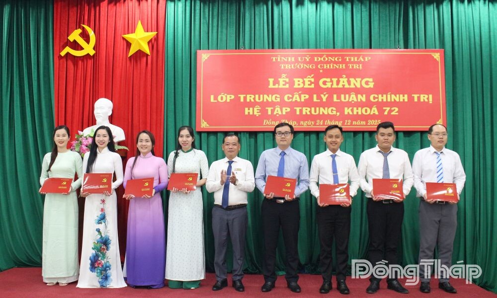 Trao bằng tốt nghiệp cho Học viên lớp A72